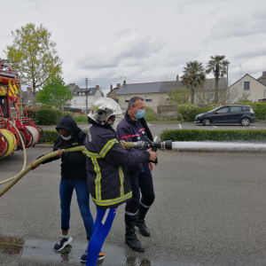 Le pompier intervient toujours en équipe la prise en main de la lance confirme cette nécessité.